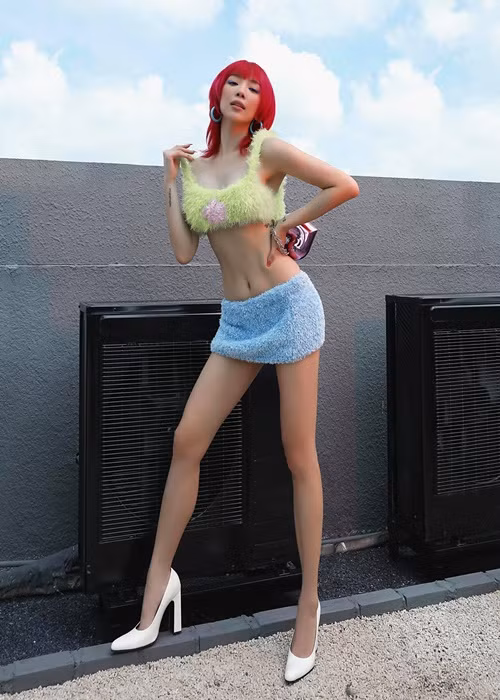 Nữ ca sĩ phô diễn triệt để hình thể quyến rũ ở tuổi 32.