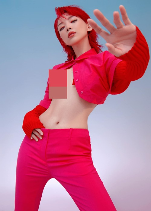 Gần đây, nữ ca sĩ còn thường xuyên diện áo crop top có thiết kế khoe gần như trọn vòng 1.