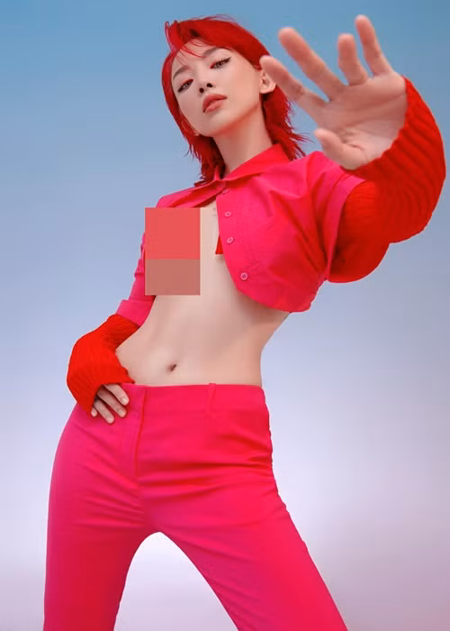 Gần đây, nữ ca sĩ còn thường xuyên diện áo crop top có thiết kế khoe gần như trọn vòng 1.