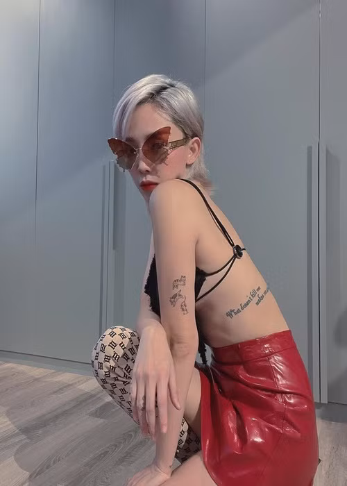 Tóc Tiên chuộng trang phục hở bụng, cắt khoét ở lưng.