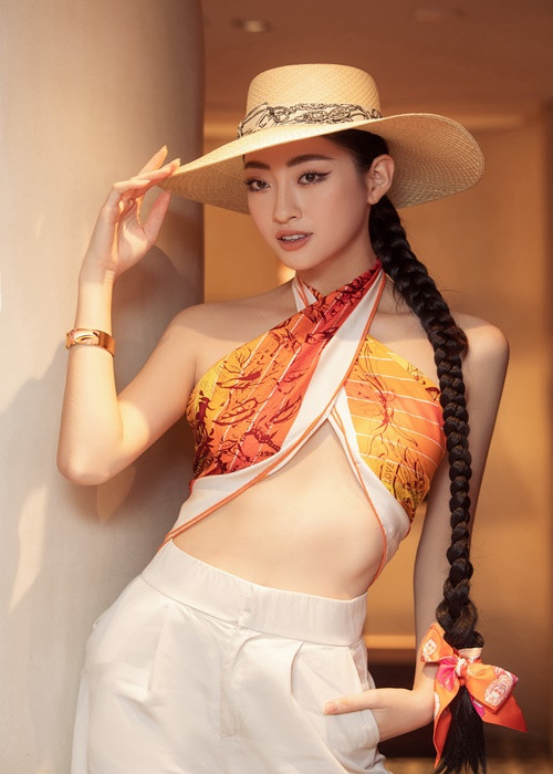 Lương Thùy Linh chia sẻ về việc ngồi ghế nóng cùng H'hen Niê và Thùy Dương. “Cả chị H’hen Niê và chị Thùy Dương đều là 2 người có thâm niên rất lâu trong lĩnh vực người mẫu. Vì vậy, Linh còn có rất nhiều điều phải học hỏi từ chị. Linh không nghĩ là Linh nên dè chừng đâu vì có lẽ Linh nên tiếp cận để mình có thể học hỏi nhiều hơn”, Lương Thùy Linh cho hay. Ảnh: Sen Vàng