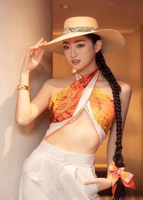 Lương Thùy Linh chia sẻ về việc ngồi ghế nóng cùng H'hen Niê và Thùy Dương. “Cả chị H’hen Niê và chị Thùy Dương đều là 2 người có thâm niên rất lâu trong lĩnh vực người mẫu. Vì vậy, Linh còn có rất nhiều điều phải học hỏi từ chị. Linh không nghĩ là Linh nên dè chừng đâu vì có lẽ Linh nên tiếp cận để mình có thể học hỏi nhiều hơn”, Lương Thùy Linh cho hay. Ảnh: Sen Vàng