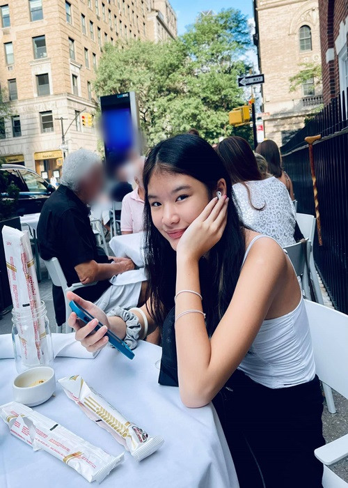 Ở Mỹ, Bảo Tiên được bố đưa mua sắm, đi chơi.