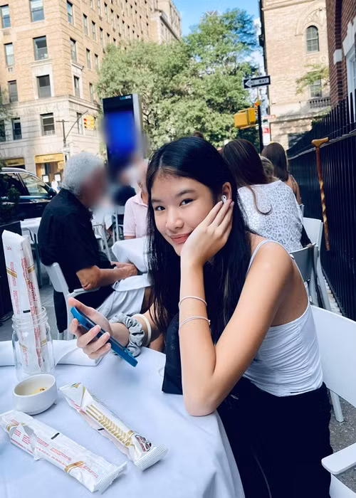 Ở Mỹ, Bảo Tiên được bố đưa mua sắm, đi chơi.