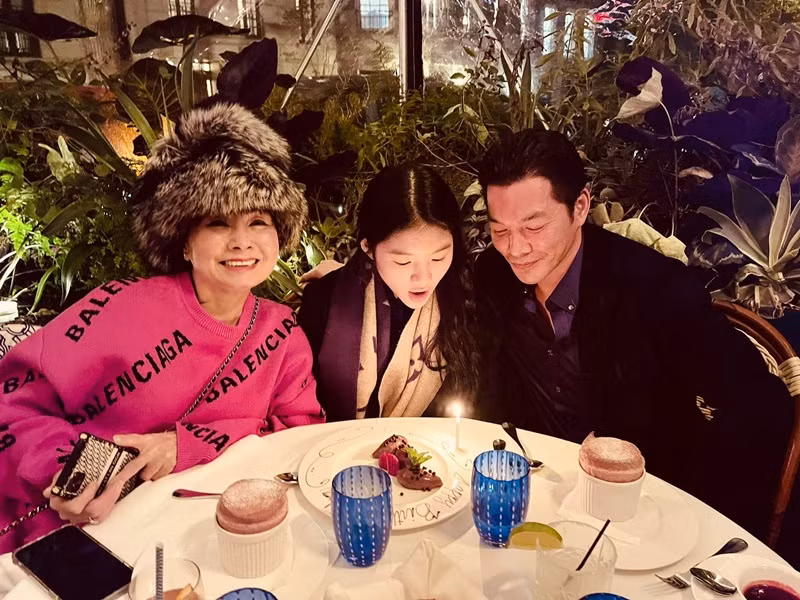 Bé Bảo Tiên - con gái của Trần Bảo Sơn - Trương Ngọc Ánh đón tuổi 13 bên bố và bà nội ở Mỹ.