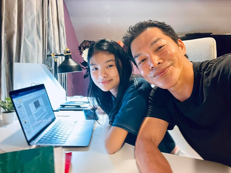 Trần Bảo Sơn chuẩn bị cho bé Bảo Tiên phòng học đầy đủ tiện nghi để cô nhóc học online theo lịch học của trường quốc tế ở Việt Nam.