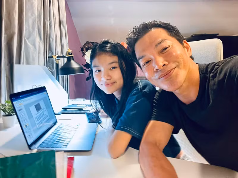 Trần Bảo Sơn chuẩn bị cho bé Bảo Tiên phòng học đầy đủ tiện nghi để cô nhóc học online theo lịch học của trường quốc tế ở Việt Nam.