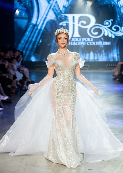 Nguyễn Hà Kiều Loan chia sẻ trên Zing, với vai trò á hậu, cô biết điểm dừng của bản thân khi mặc đồ gợi cảm, để không chạm tới ranh giới phản cảm.