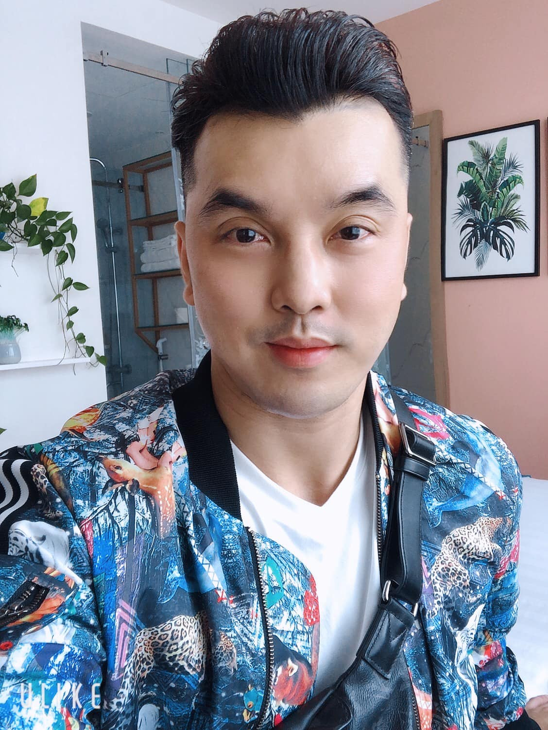 Vì đang giờ cao điểm và tránh ùn tắc giao thông, nam ca sĩ đã gọi tài xế xe bán tải cùng chạy đến nhà để giải quyết, nhưng do không nghe thấy nên tài xế xe bán tải không chạy theo xe Ưng Hoàng Phúc. Sau đó, phía Ưng Hoàng Phúc đã liên hệ gặp gỡ chủ xe bán tải để giải quyết. "Hai bên đã trao đổi để cùng giải quyết vấn đề vì đây sự việc ngoài ý muốn. Phía nam ca sĩ đã liên hệ thợ sửa xe đến xem xét, thẩm định thiệt hại và hỗ trợ người chủ xe bán tải chi phí sửa xe. Cả hai bên đều không mong muốn xảy ra những tranh chấp không đáng có nên cũng đã trao đổi, giải quyết trên tinh thần hợp tác thiện chí giữa các bên", phía Ưng Hoàng Phúc cho biết. FB Ưng Hoàng Phúc