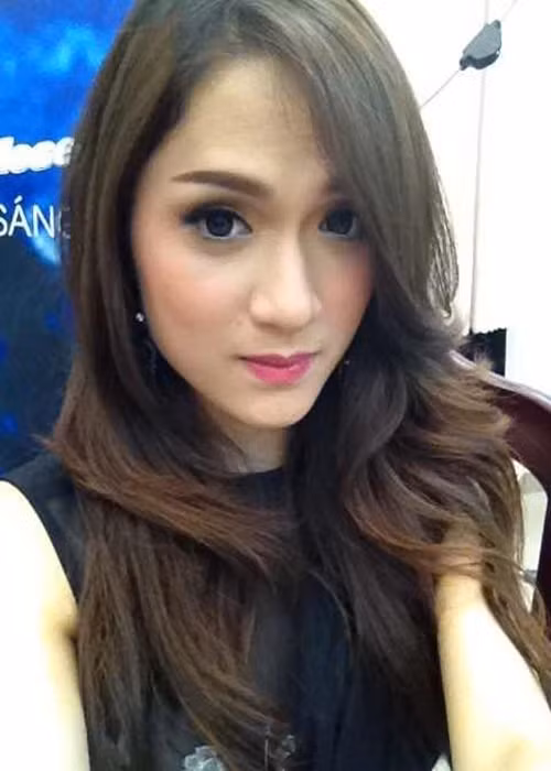 Theo Vietnamnet, trong cuốn tự truyện, Hương Giang cho biết, cô từng gắn bó với một doanh nhân thành đạt, trưởng thành và lịch lãm. Tuy nhiên, mối quan hệ này chỉ kéo dài vài tuần vì cả hai bên đều chán nản. Ảnh: FB Hương Giang