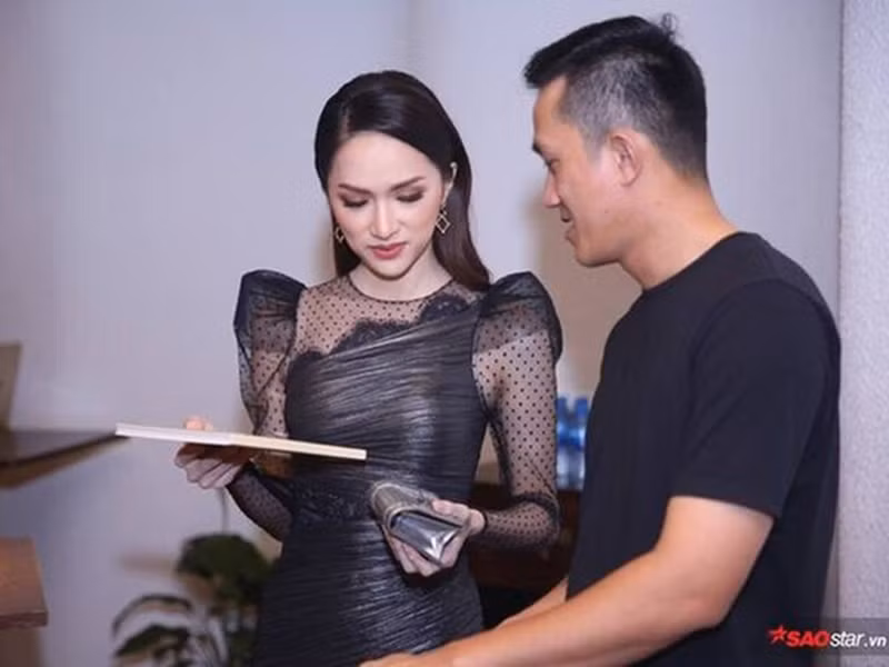 Từng rộ nghi vấn nữ ca sĩ chuyển giới và tình cũ yêu lại từ đầu bởi cả hai thân thiết sau khi chia tay. Tuy nhiên, người trong cuộc lên tiếng phủ nhận. Hương Giang khẳng định, Criss Lai là một chàng trai đặc biệt. Ảnh: Saostar