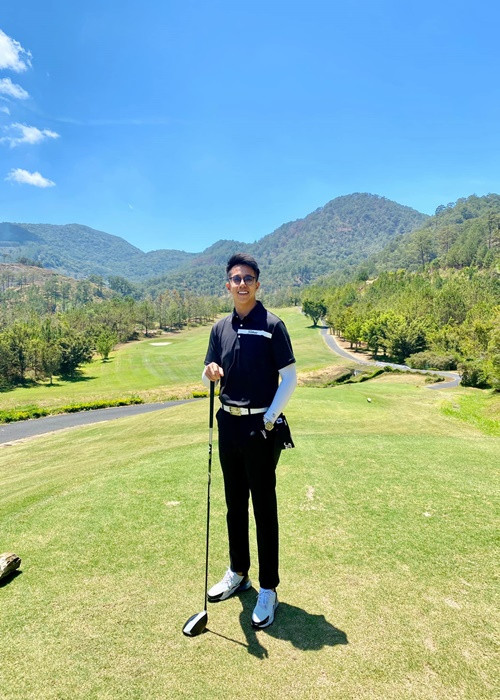 Nam CEO yêu thích bộ môn golf cho giới nhà giàu, có điều kiện. Ảnh: FB Matt Liu