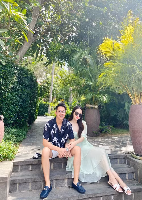 Nếu như Hương Giang giàu có nhờ hoạt động nghệ thuật và kinh doanh bất động sản, Matt Liu là CEO của một công ty cơ khí. Ảnh: FB Matt Liu