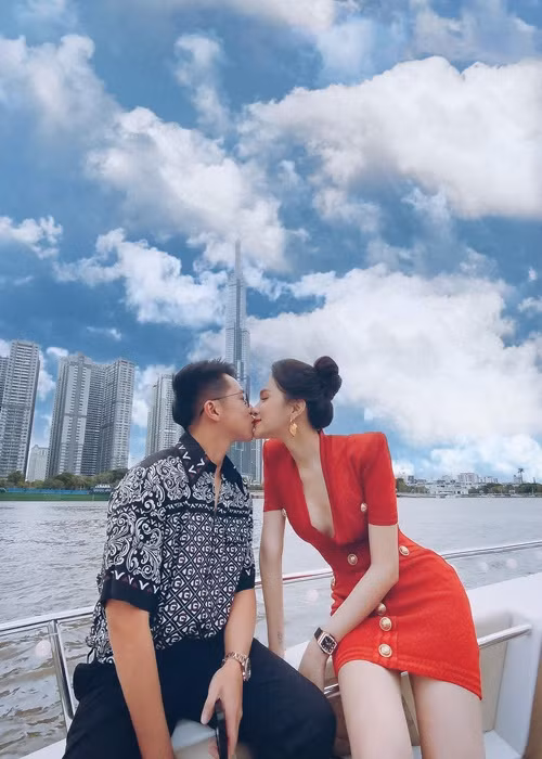 Nam CEO không ít lần dành lời cho cánh cho bạn gái. Ngày sinh nhật Hương Giang năm 2020, Matt Liu viết: “Chúc mừng sinh nhật em yêu. Em luôn thắp sáng thế giới của anh. Tháng 12 này cũng đánh dấu nửa năm bên nhau. Thật kỳ lạ 6 tháng qua trôi nhanh như một cơn gió. Chúng ta đã cùng nhau vượt qua bao nhiêu khó khăn, thăng trầm. Hãy tiếp tục cùng nắm tay nhau và trân trọng từng khoảnh khắc dù cho tương lai có thế nào nữa em nhé”. Ảnh: FB Matt Liu