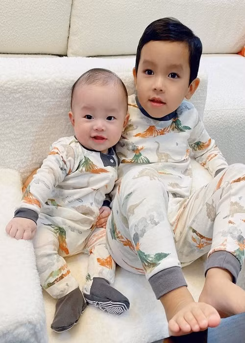 Hai nhóc tỳ nhà Phạm Hương đốn tim fan bởi vẻ ngoài phổng phao và những biểu cảm hài hước.