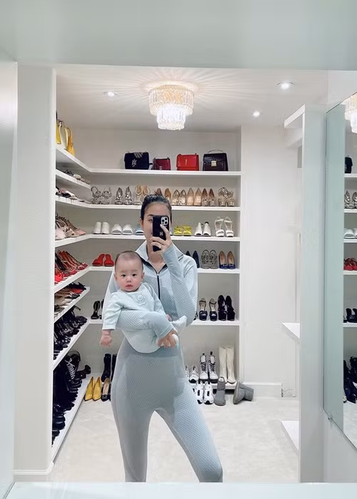 Mới đây, cô khoe khéo một góc tủ đồ hiệu.