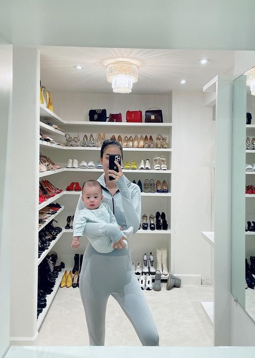 Mới đây, cô khoe khéo một góc tủ đồ hiệu.