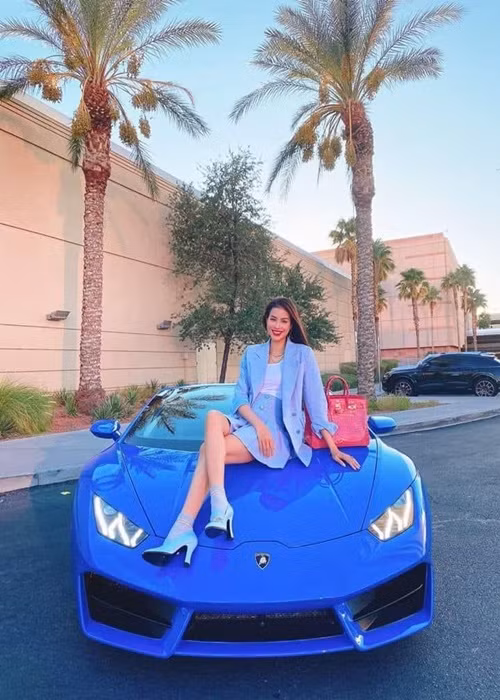  Phạm Hương sang Mỹ vào năm 2018. Sự nghiệp lúc đó của cô ở thời kỳ đỉnh cao. Trong 3 năm qua, nàng hậu có cuộc sống trải đầy hoa hồng.