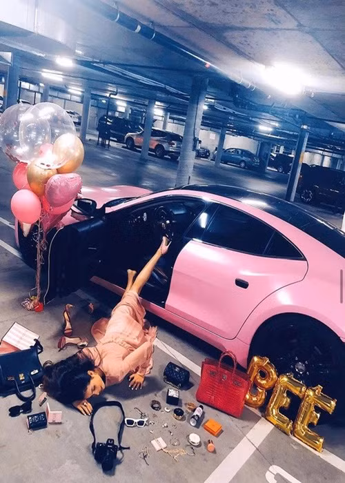 Phạm Hương đi siêu xe, mặc đồ hiệu, ở biệt thự.