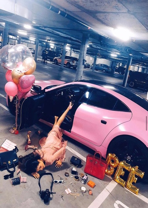 Phạm Hương đi siêu xe, mặc đồ hiệu, ở biệt thự.