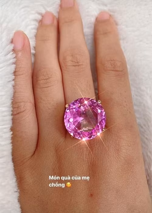 Chân dài sinh năm 1991 chia sẻ hình ảnh chiếc nhẫn được mẹ chồng tặng.