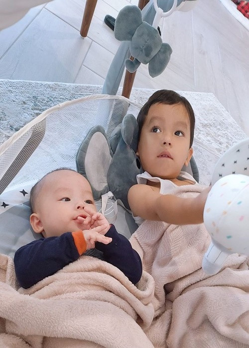 Phạm Hương hiện tại có hai con trai, bé Maximus (sinh năm 2018) và bé Apollo (sinh năm 2021).