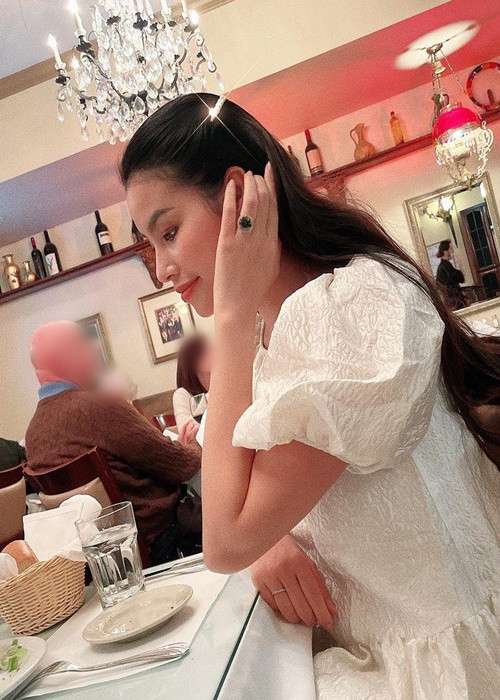 Hoa hậu gốc Hải Phòng khoe sở hữu không ít nhẫn kim cương.