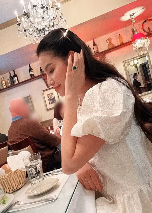 Hoa hậu gốc Hải Phòng khoe sở hữu không ít nhẫn kim cương.