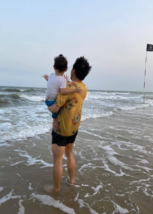 Trước khi kết hôn với Quý Bình, trên trang cá nhân, doanh nhân Ngọc Tiền chia sẻ một số khoảnh khắc thân thiết giữa nam diễn viên và con trai của cô.