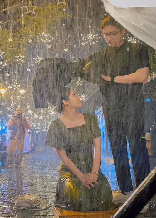 Đình Tú đóng cặp với Huyền Lizzie trong “Thương ngày nắng về”. Vài năm trở lại đây, nam diễn viên trẻ gây chú ý qua các bộ phim như: “Hướng dương ngược nắng”, “Cô gái nhà người ta”, “Nàng dâu order”...Ảnh: VTV