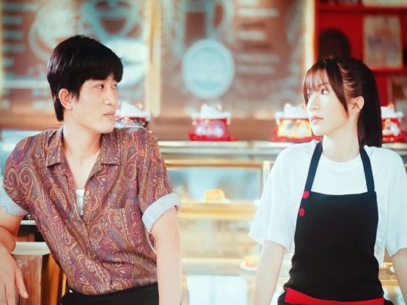 Sau nhiều vai diễn gai góc trong “Quỳnh búp bê”, “Mê cung”, Doãn Quốc Đam làm mới hình ảnh khi vào Đông Phong - một họa sĩ ẩn danh nổi tiếng, yêu cô sinh viên Vân Vân trong “Thương ngày nắng về”. Ảnh: Vietnamnet