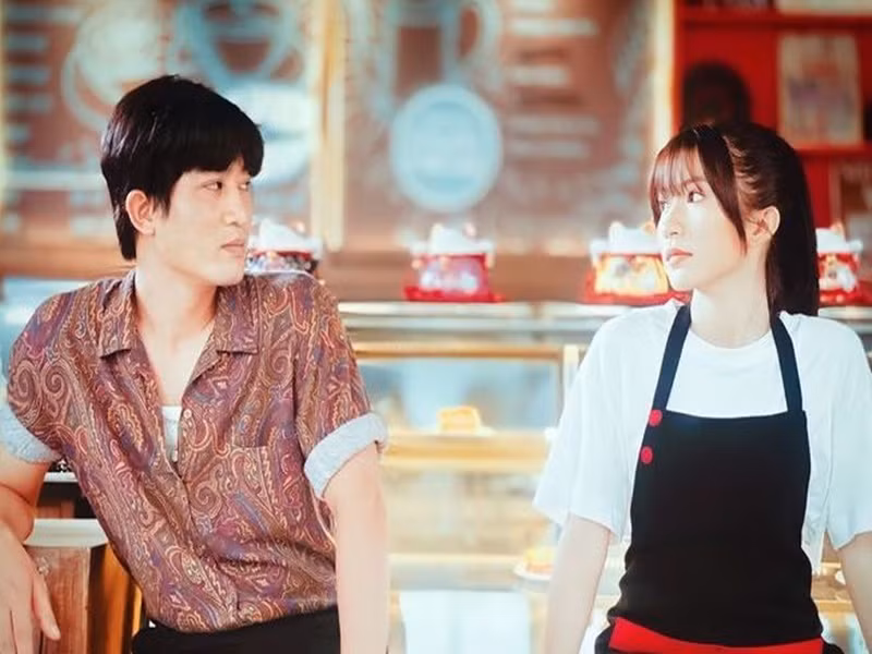 Sau nhiều vai diễn gai góc trong “Quỳnh búp bê”, “Mê cung”, Doãn Quốc Đam làm mới hình ảnh khi vào Đông Phong - một họa sĩ ẩn danh nổi tiếng, yêu cô sinh viên Vân Vân trong “Thương ngày nắng về”. Ảnh: Vietnamnet