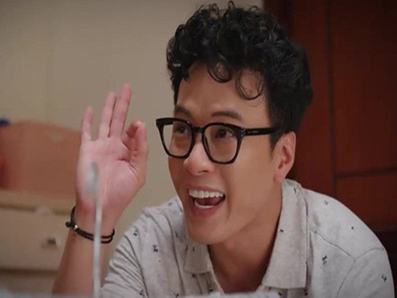 Hồng Đăng cũng đóng phim “Thương ngày nắng về”. Anh vào vai Đức, một người chồng “mãi không chịu lớn” của Vân Khánh. Trước “Thương ngày nắng về”, Hồng Đăng quen thuộc với khán giả truyền hình qua nhiều bộ phim hot như: "Hướng dương ngược nắng", "Hoa hồng trên ngực trái", "Người phán xử". Ảnh: VTV