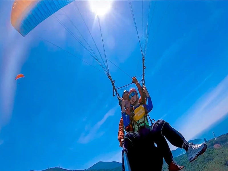 Khi Băng Di bị nhiều khán giả ghét lây vì vai diễn trong “Gạo nếp gạo tẻ”, Justin Chiêm lên tiếng bênh vực người yêu. “Mọi người nhớ là Băng Di chỉ đóng vai ác trong series Gạo nếp gạo tẻ thôi. Phim là phim, ở ngoài không có như vậy. Ở ngoài siêu dễ thương và tốt lắm nên xin mấy cô chú đừng chửi khi gặp ở ngoài nha. Tội nghiệp người yêu của Justin quá", bạn trai của Băng Di viết.