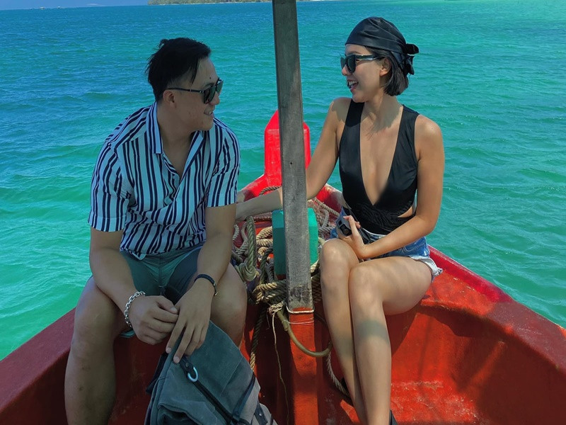 “Giờ có muốn lấy chồng cũng không được, tại vì dịch COVID-19 cũng không thể làm gì được hết. Mà dịch có hết đi chăng nữa thì Di cũng không biết khi nào lấy, vì chuyện này không dám nói trước được”, nữ diễn viên cho biết.