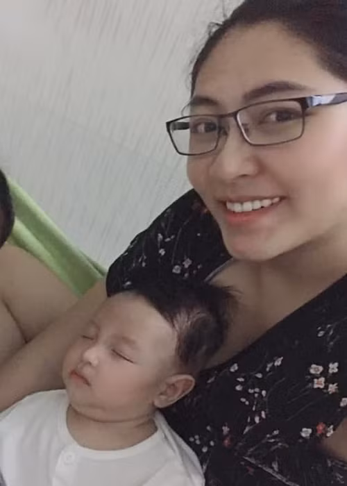 Thu Thảo tự hỏi bản thân cô đã làm gì sai. “Tôi chỉ biết đi làm và về nhà chăm sóc gia đình, quên luôn làm đẹp chăm sóc cho bản thân mình, tôi không dám chi tiêu hoang phí. Tôi chỉ biết gia đình gia đình và gia đình”, cô viết.