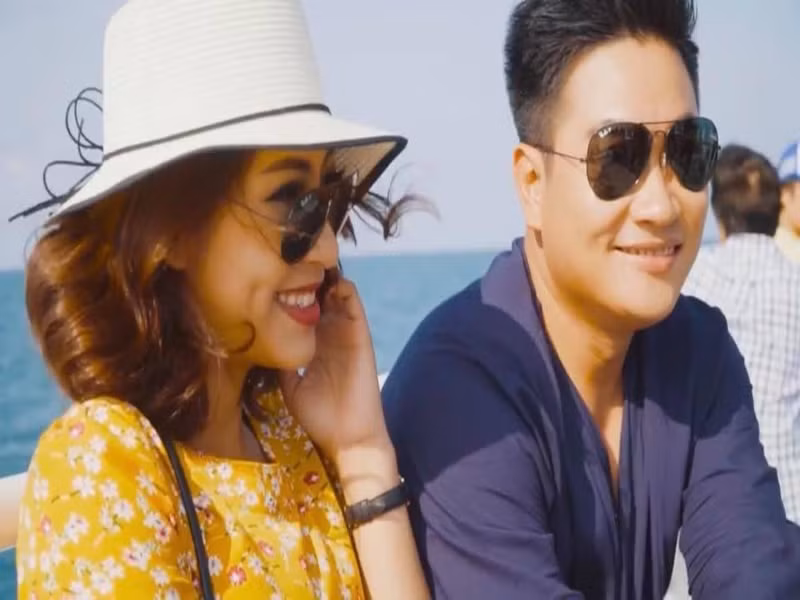 Đến khi mang bầu, Thu Thảo phát hiện ra chồng của cô có người phụ nữ khác. Theo nàng hoa hậu, cô bị người thứ ba công kích và bị chồng đánh.