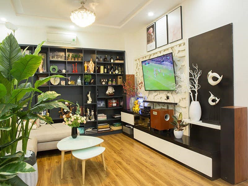 Vy Oanh còn giải thích vì sao phòng khách đơn sơ: “Con người có xu hướng "lá rụng về cội" và em cũng không ngoại lệ. Đó là lý do tại sao ngôi nhà em thường ở nhất phòng khách hầu như không có gì quý giá ngoài cây đàn. Có nhà chẳng có gì chỉ có cây đàn. Ở đó em tìm được sự mộc mạc, giản dị gắn liền với tuổi thơ em". Ảnh: FB Vy Oanh