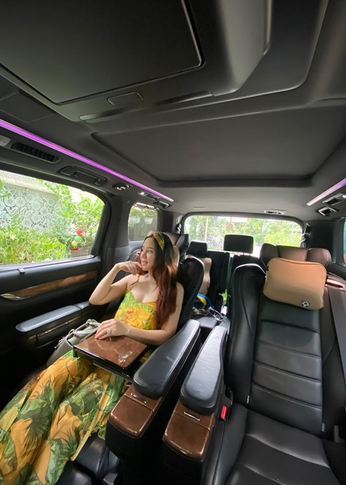 Cô viết trên trang cá nhân: “Cả nhà yêu đừng lo cho em bởi vô số những tin xấu toàn nói miệng hoặc bằng chứng giả cố tình hạ nhục em thời gian qua nhé. Thời gian này chúng giãy chết nên sẽ dồn dập tin xấu, cả nhà cứ xem như phim hài thôi nha. Cả nhà cứ yên tâm tin vào pháp luật, càng manh động càng nặng tội, kể cả những người tiếp tay chắc chắn cũng không thể thoát. Khi mọi việc rõ hết, vị trí của ai thế nào sẽ trở về nguyên chỗ đó. Đã đợi 8 tháng qua được rồi, thêm 1 chút nữa thôi. Bây giờ chúng ta cứ yên tâm để cơ quan chức năng làm việc nhé và không cần phải nghe ai xúi giục, định hướng mà hoang mang nhé. Yêu lắm những tình cảm của cả nhà dành cho em”. Ảnh: FB Vy Oanh