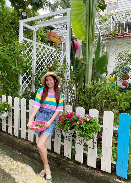 Nữ ca sĩ Vy Oanh còn trấn an người hâm mộ khi liên tục vướng lùm xùm từ kiện tụng với bà Phương Hằng đến biệt thự nghi là mượn. Ảnh: FB Vy Oanh