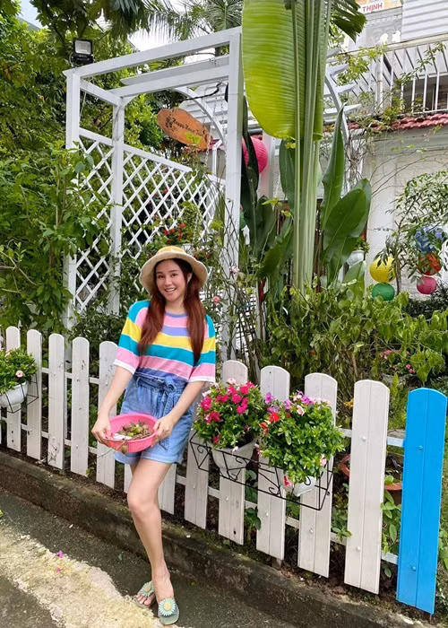 Nữ ca sĩ Vy Oanh còn trấn an người hâm mộ khi liên tục vướng lùm xùm từ kiện tụng với bà Phương Hằng đến biệt thự nghi là mượn. Ảnh: FB Vy Oanh