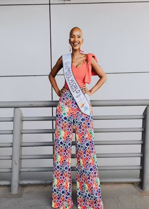 Shudufhadzo Musida - đại diện Nam Phi gây chú ý trước khi bước vào cuộc thi nhờ vẻ đẹp lạ, luôn rạng rỡ, tham gia vào các tổ chức chống lại sự kỳ thị và bạo lực giới ở quê nhà. Cô hiện tại là một trong những đối thủ mạnh của Đỗ Thị Hà. Ảnh: FB Shudufhadzo Musida