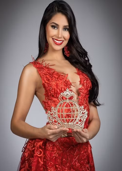 Andrea Aguilera Arroyave - đại diện Colombia tại Hoa hậu Thế giới năm nay được đánh giá cao. Người đẹp 23 tuổi, cao 1m73. Cô có trong tay 2 tấm bằng đại học về ngôn ngữ học và về chuyên ngành chăm sóc trẻ sơ sinh. Ảnh: FB Andrea Aguilera Arroyave