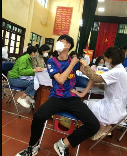 Cuoi na tho canh hoc sinh tiem vaccine: Nham tit mat, hoang mang tot do