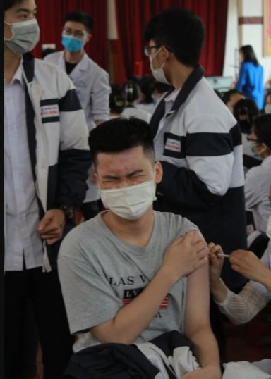 Cuoi na tho canh hoc sinh tiem vaccine: Nham tit mat, hoang mang tot do-Hinh-2