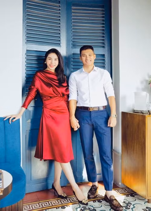 Nguồn tin từ Cơ quan CSĐT (C02, Bộ Công an) cho biết, thông tin Thủy Tiên bị bắt là thông tin sai sự thật. Theo C02, đơn vị đã mời Thủy Tiên và Đàm Vĩnh Hưng lên phối hợp làm việc nhằm xác minh, điều tra theo đơn tố cáo, dư luận, các phương tiện thông tin đại chúng phản ánh về việc một số nghệ sĩ lợi dụng việc quyên góp từ thiện, cứu trợ người dân miền Trung mùa mưa lũ năm 2020, thiếu minh bạch trong quá trình giải ngân, có dấu hiệu lạm dụng tín nhiệm chiếm đoạt tài sản và lừa đảo chiếm đoạt tài sản. Ảnh: FB Thủy Tiên