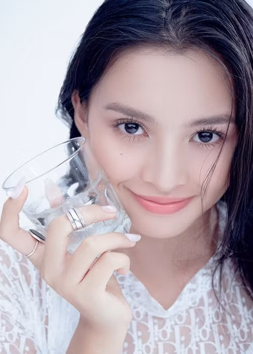 Tiểu Vy trang điểm tự nhiên để khoe vẻ trong trẻo. Ảnh: VTV