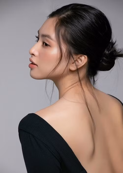 Tiểu Vy sở hữu gương mặt dường như không có góc chết. Ảnh: Thời đại