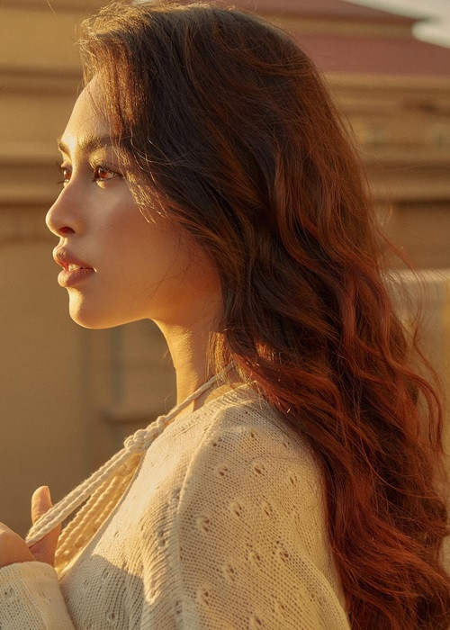 Đăng ảnh khoe góc nghiêng, nàng hoa hậu sinh năm 2000 tự thấy mê sống mũi thẳng tắp, cao vút của mình. Ảnh: Instagram Tiểu Vy