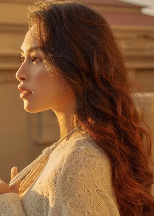 Đăng ảnh khoe góc nghiêng, nàng hoa hậu sinh năm 2000 tự thấy mê sống mũi thẳng tắp, cao vút của mình. Ảnh: Instagram Tiểu Vy